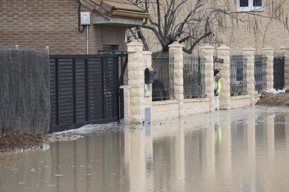 Inundaciones de casas y campos en Monzalbarba este martes por la mañana.