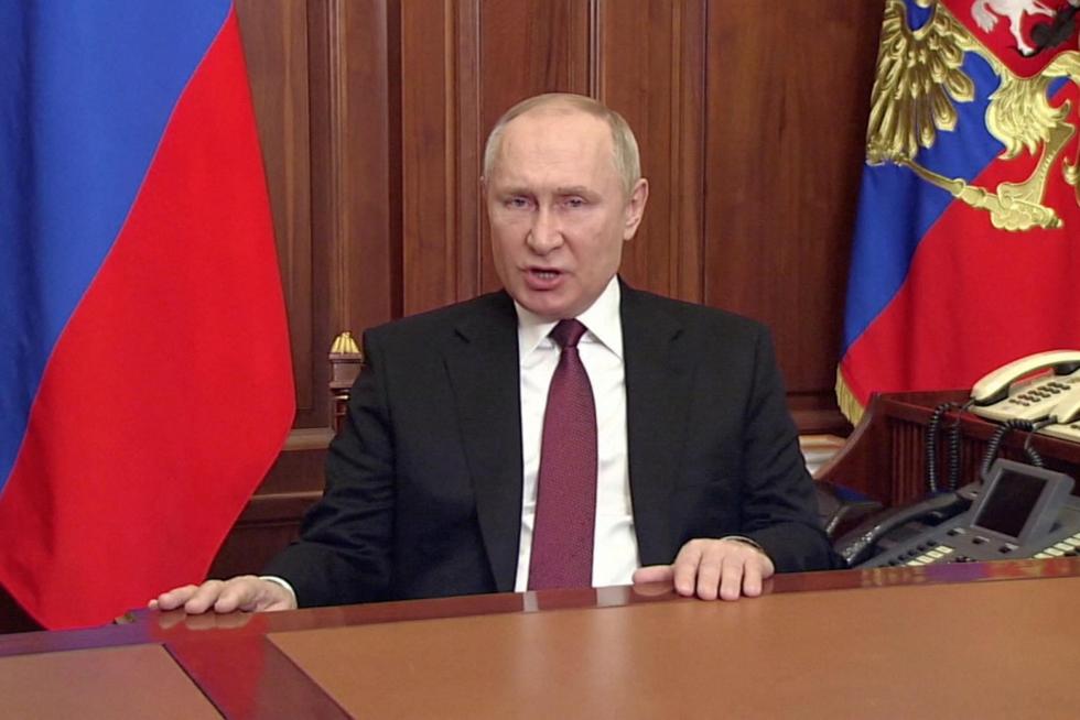 El presidente ruso Vladimir Putin anuncia en un video el comienzo de las operaciones militares en Ucrania.