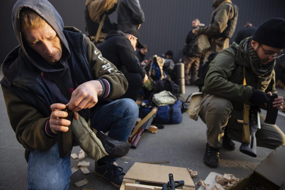 Reparto de armas entre la defensa civil en Kiev.