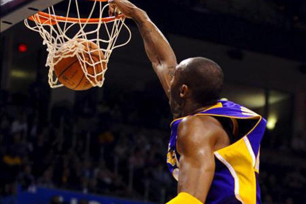 Kobe Bryan encesta para los Lakers.