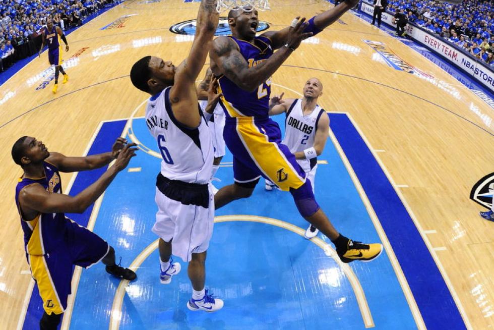 Kobe Bryant salta para encestar