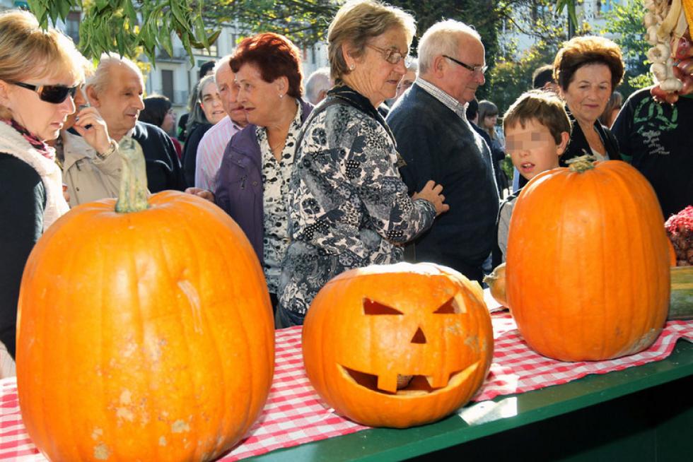 Calabazas talladas para la noche de Halloween, una tradición anglosajona que se va afianzando cada año entre nuestras celebraciones, en uno de los puestos de la feria del agro vasco hoy en Gernika