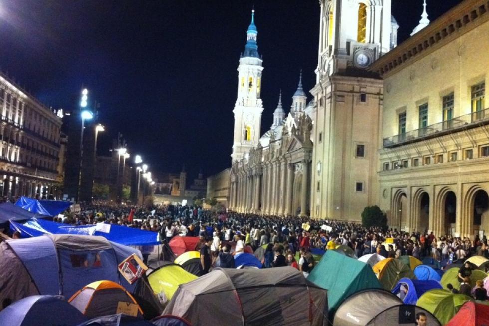 Los indignados toman la plaza del Pilar