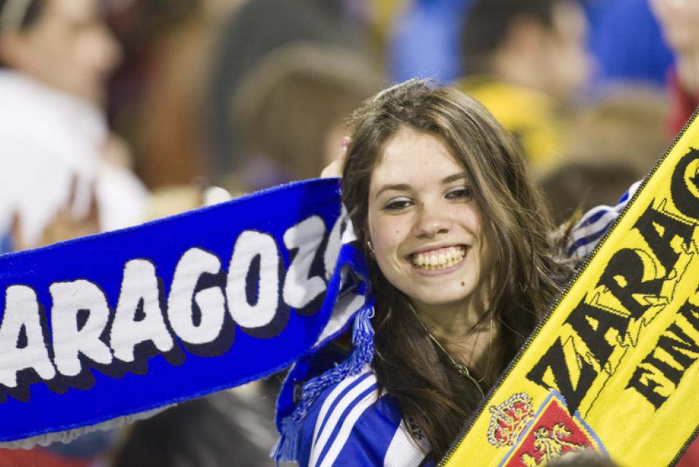 Una aficionada anima al Real Zaragoza