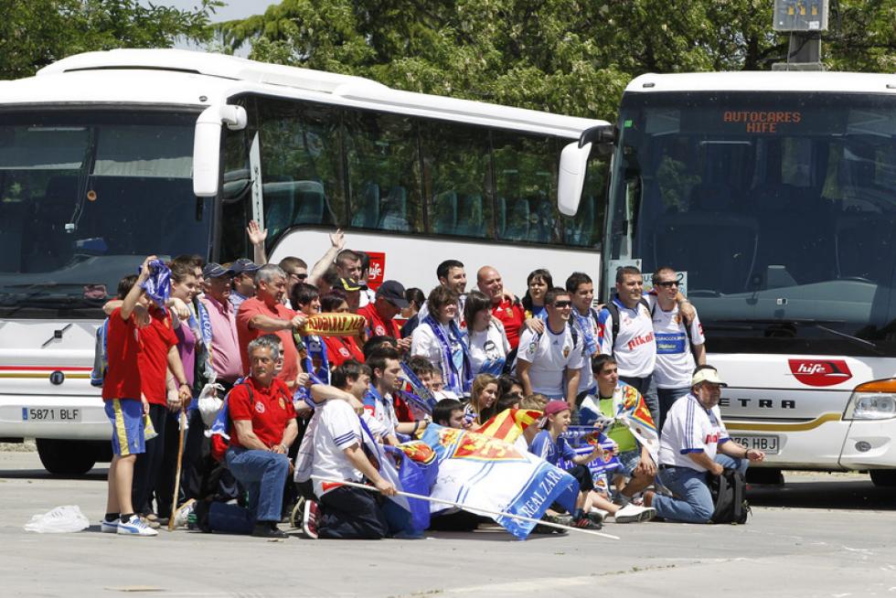 El defensa del Getafe CF Rafa López (d) pugna por el balón con el central paraguayo del Real Zaragoza Paulo da Silva
