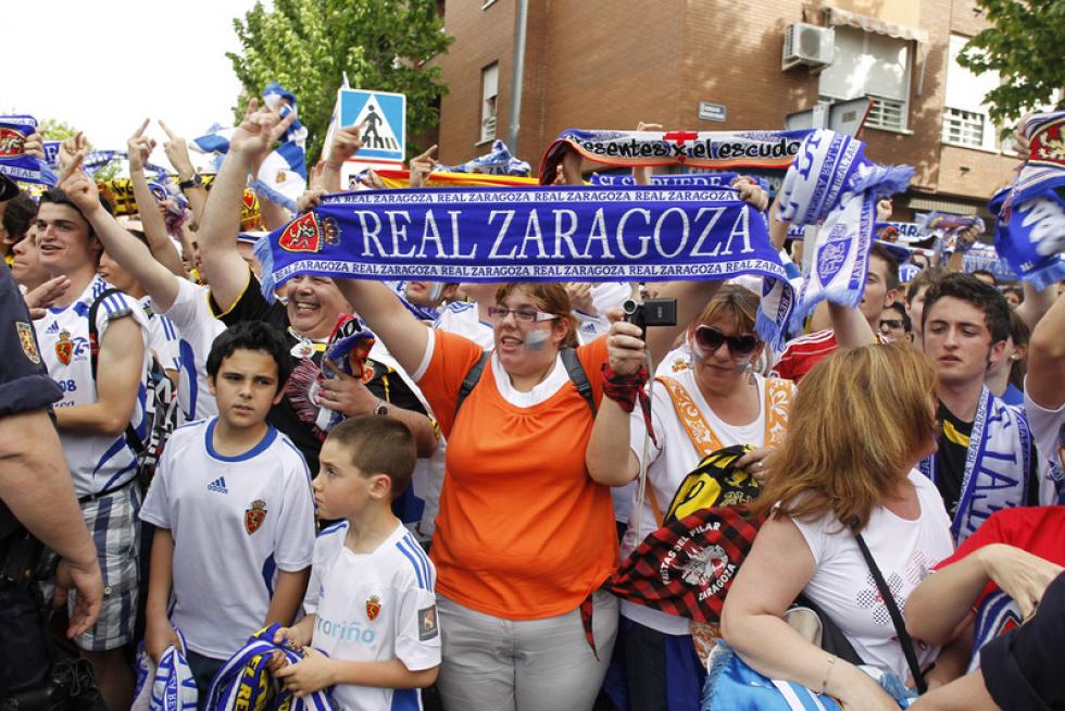 El defensa del Getafe CF Rafa López (d) pugna por el balón con el central paraguayo del Real Zaragoza Paulo da Silva