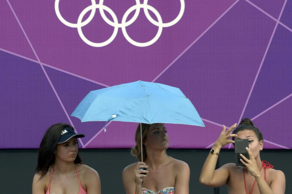 Las cheerleaders se protegen del sol