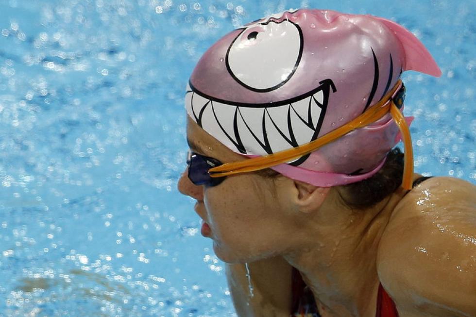 La nadadora americana se entrena con este original gorro