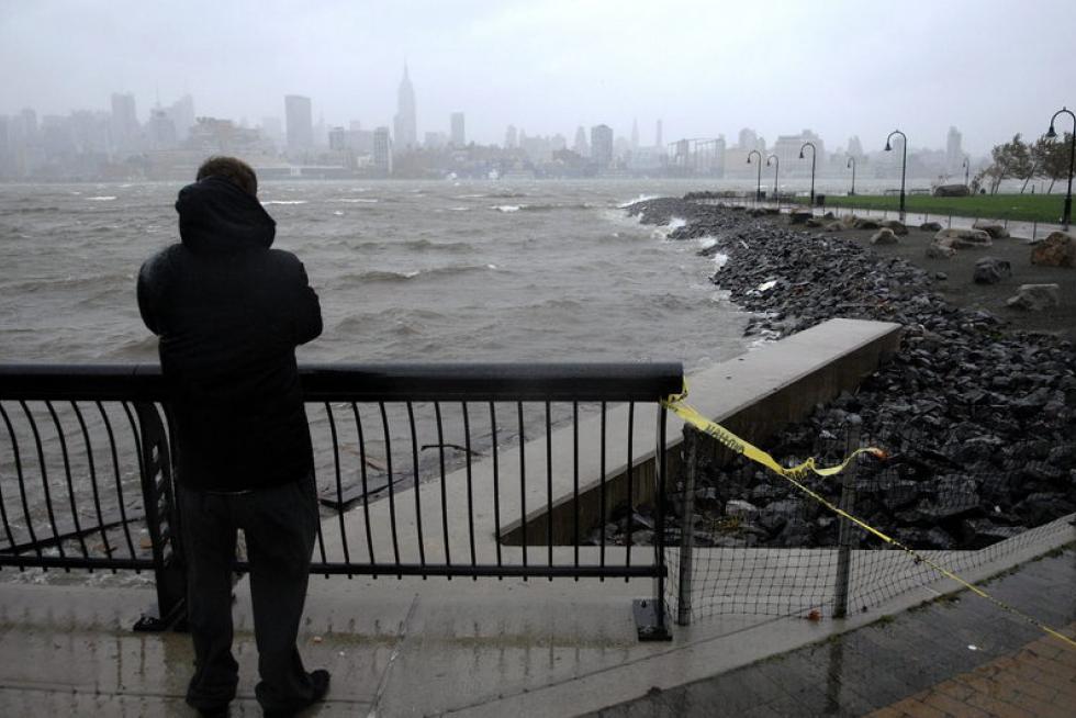 'Sandy' deja al menos 13 muertos, inundaciones récord y apagones en EE. UU.