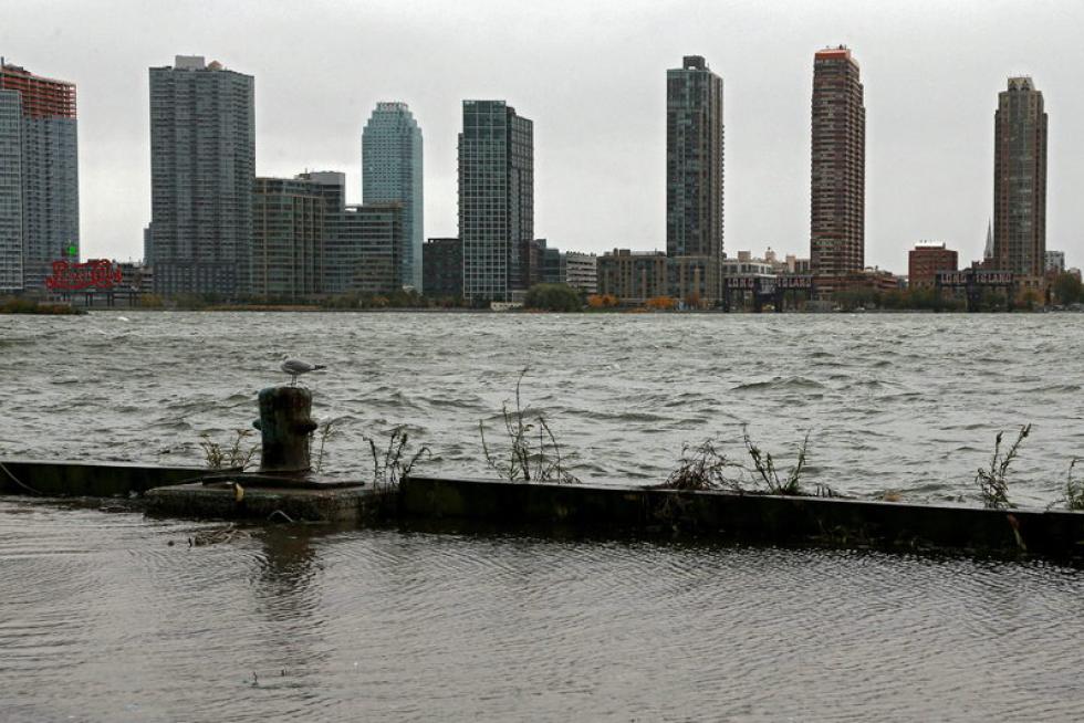 'Sandy' deja al menos 13 muertos, inundaciones récord y apagones en EE. UU.