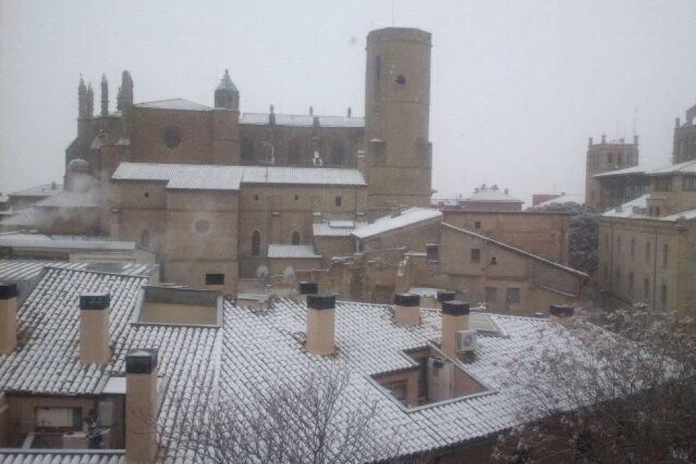 Este martes por la mañana, algunos copos sorprendían a los ciudadanos en Huesca