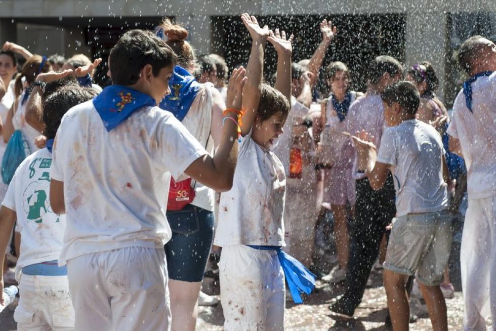 Turiasonenses y visitantes han abarrotado la plaza de España de la ciudad del Queiles para ver la salida del Cipotegato del Ayuntamiento.