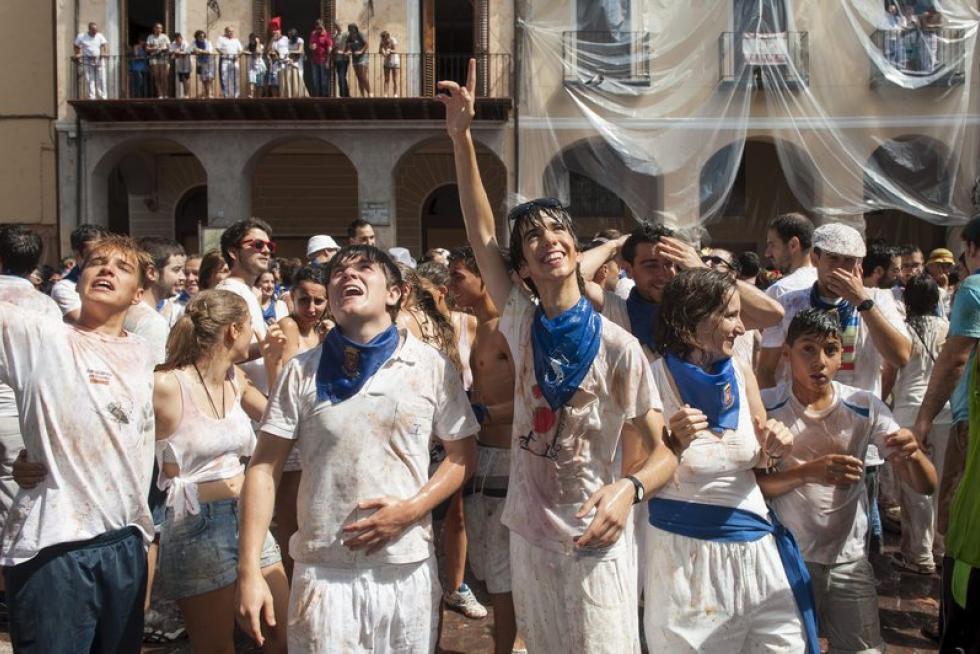 Turiasonenses y visitantes han abarrotado la plaza de España de la ciudad del Queiles para ver la salida del Cipotegato del Ayuntamiento.