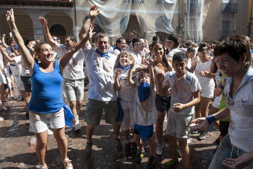 Turiasonenses y visitantes han abarrotado la plaza de España de la ciudad del Queiles para ver la salida del Cipotegato del Ayuntamiento.