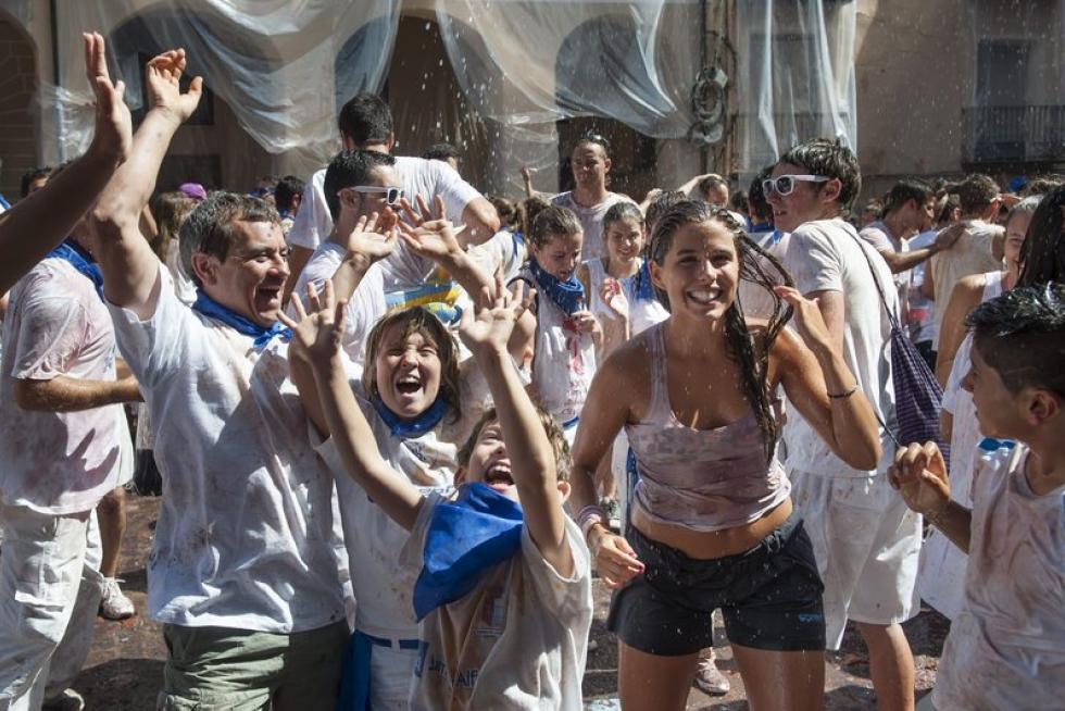 Turiasonenses y visitantes han abarrotado la plaza de España de la ciudad del Queiles para ver la salida del Cipotegato del Ayuntamiento.