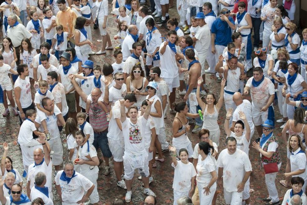Turiasonenses y visitantes han abarrotado la plaza de España de la ciudad del Queiles para ver la salida del Cipotegato del Ayuntamiento.