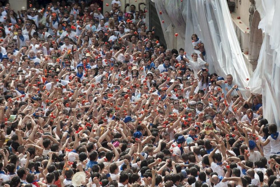 Turiasonenses y visitantes han abarrotado la plaza de España de la ciudad del Queiles para ver la salida del Cipotegato del Ayuntamiento.
