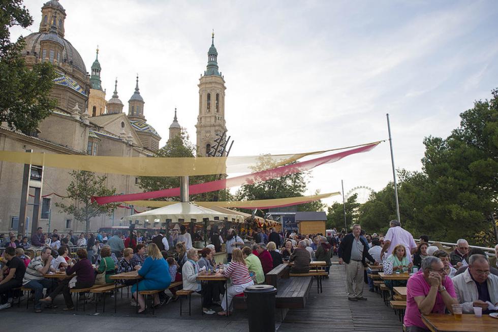 Ambiente en calles de Zaragoza durante las Fiestas del Pilar