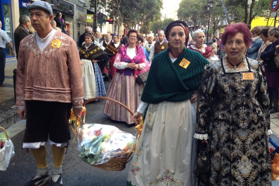 Los oferentes llevan hasta la basílica los alimentos, que pasarán a disposición del Santo Refugio