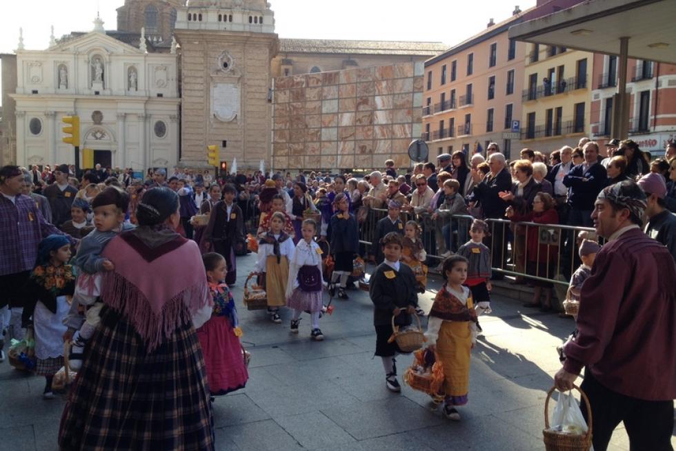 Los oferentes llevan hasta la basílica los alimentos, que pasarán a disposición del Santo Refugio