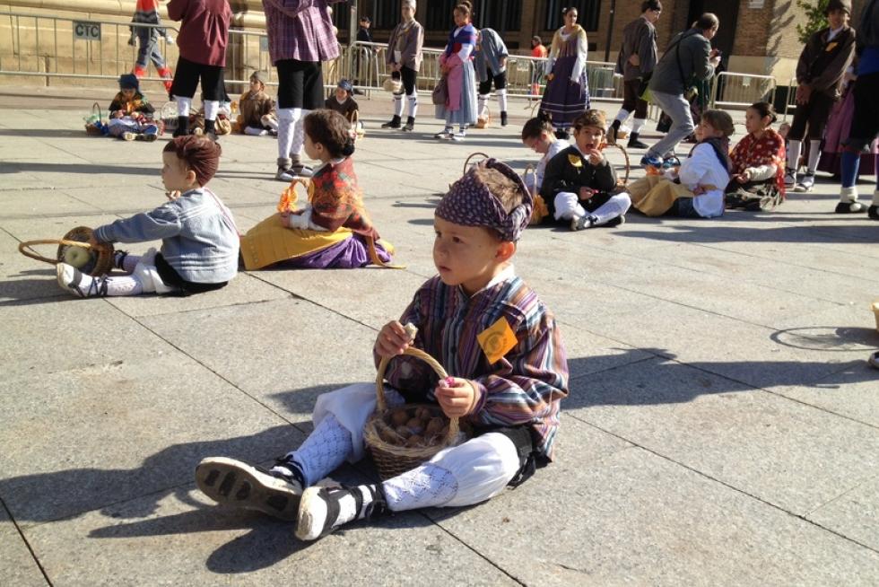 Los oferentes llevan hasta la basílica los alimentos, que pasarán a disposición del Santo Refugio