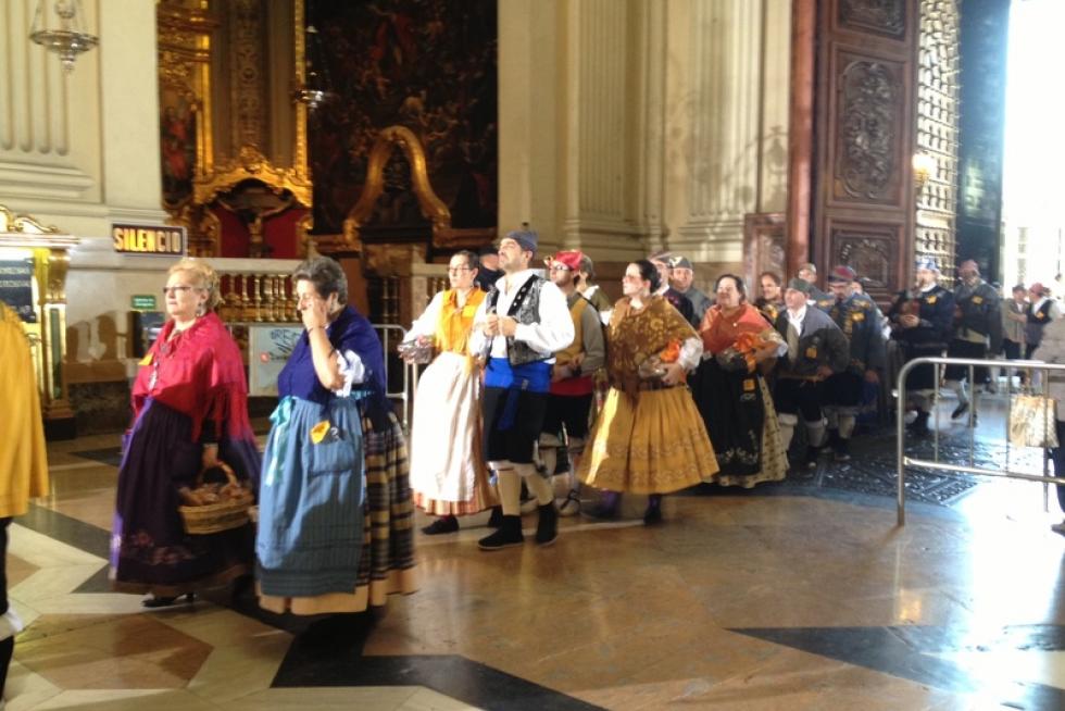 Los oferentes llevan hasta la basílica los alimentos, que pasarán a disposición del Santo Refugio