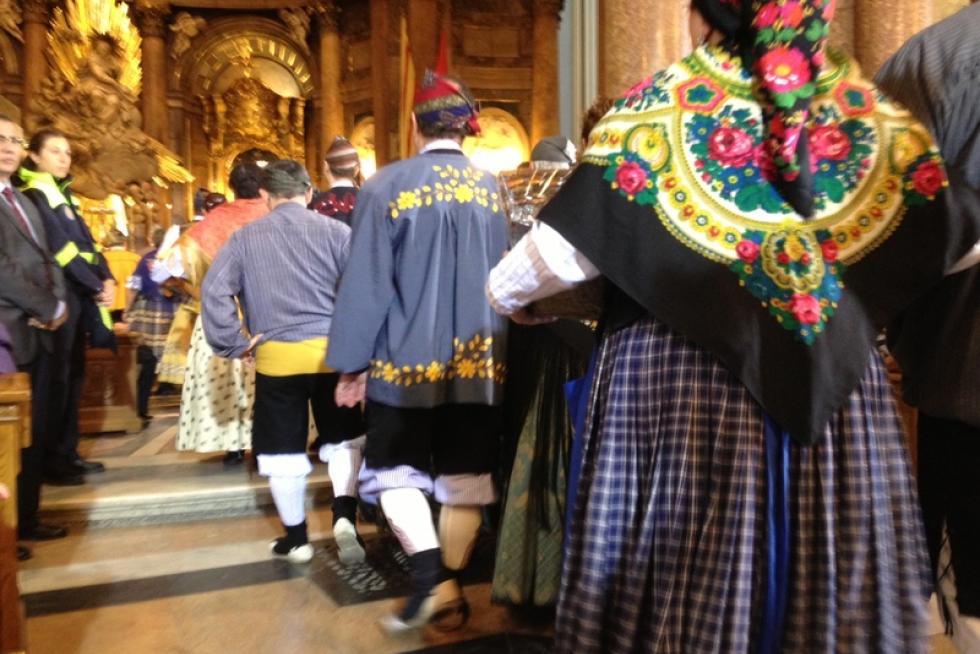 Los oferentes llevan hasta la basílica los alimentos, que pasarán a disposición del Santo Refugio