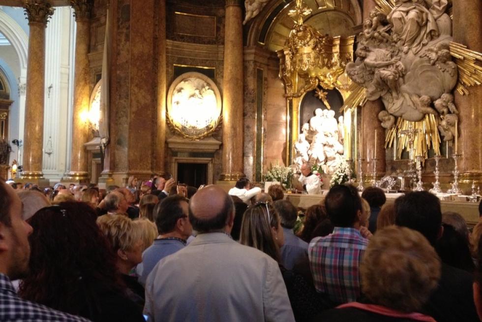 Los oferentes llevan hasta la basílica los alimentos, que pasarán a disposición del Santo Refugio