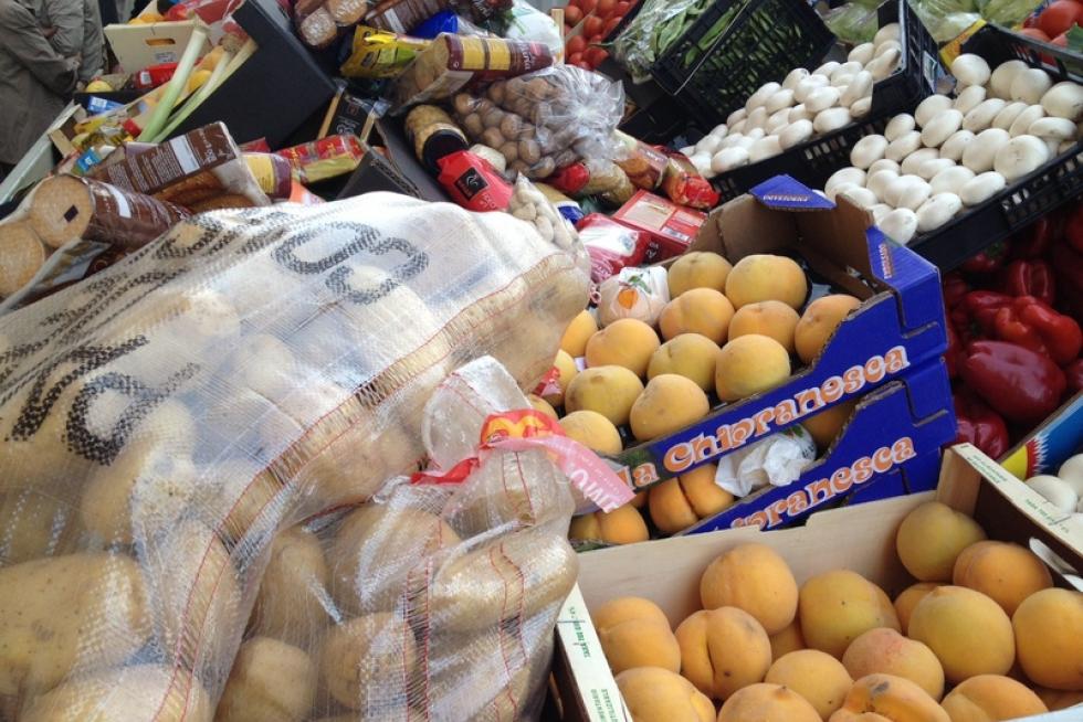 Los oferentes llevan hasta la basílica los alimentos, que pasarán a disposición del Santo Refugio