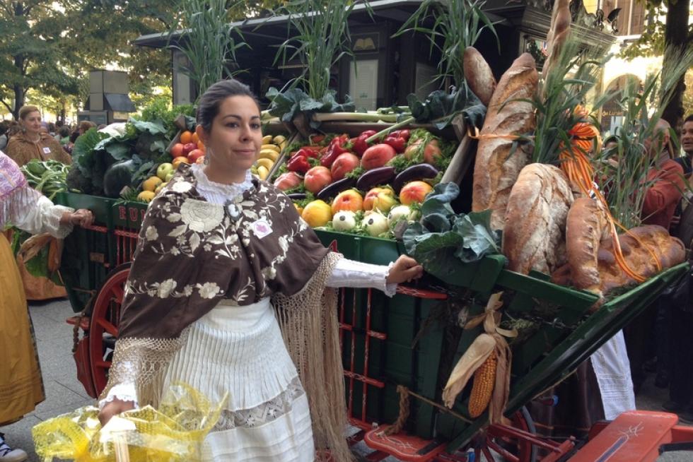 Los oferentes llevan hasta la basílica los alimentos, que pasarán a disposición del Santo Refugio