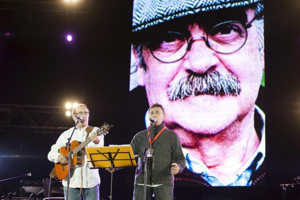 Joaquin Carbonell y Eduarno Paz cantando "Somos"
