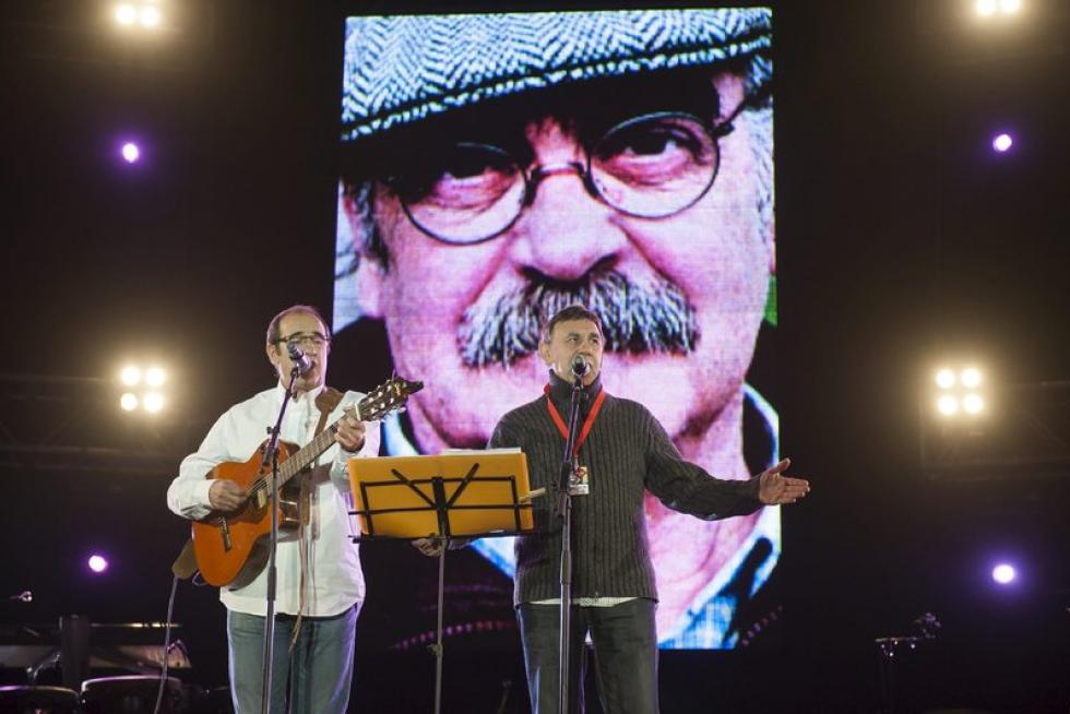 Joaquin Carbonell y Eduarno Paz cantando "Somos"