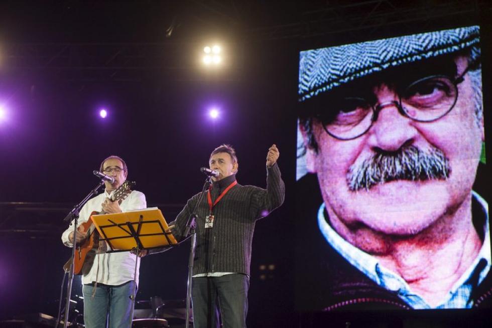 Joaquin Carbonell y Eduarno Paz cantando "Somos"