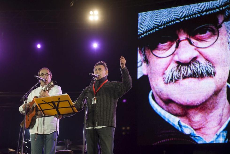 Joaquin Carbonell y Eduarno Paz cantando "Somos"