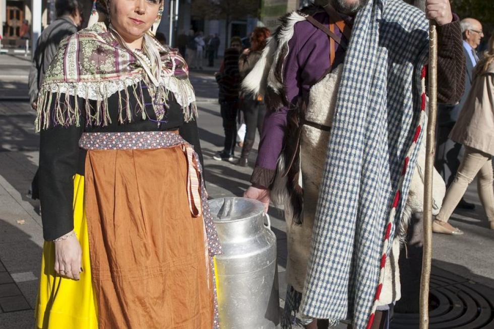 Los oferentes llevan hasta la basílica los alimentos, que pasarán a disposición del Santo Refugio