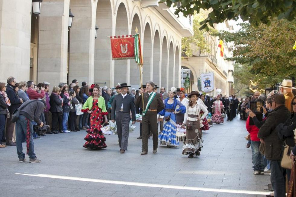 Los oferentes llevan hasta la basílica los alimentos, que pasarán a disposición del Santo Refugio