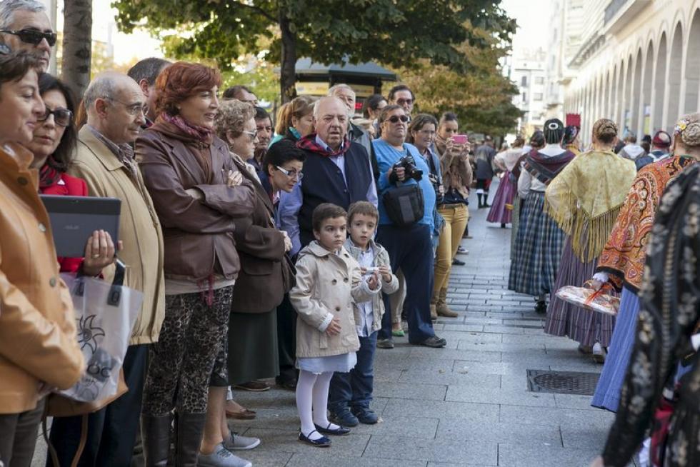 Los oferentes llevan hasta la basílica los alimentos, que pasarán a disposición del Santo Refugio