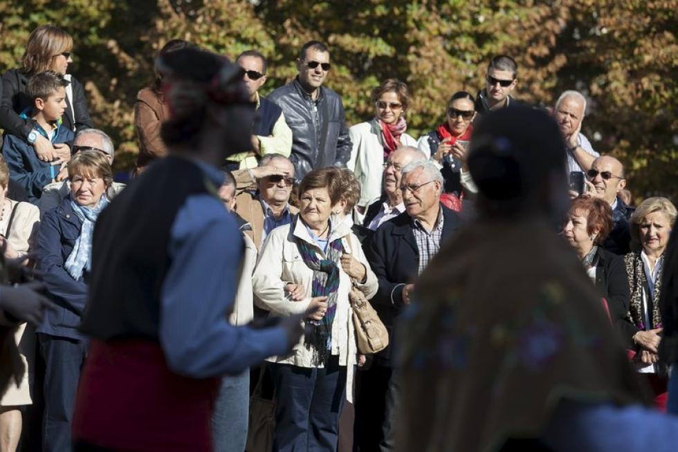 Los oferentes llevan hasta la basílica los alimentos, que pasarán a disposición del Santo Refugio