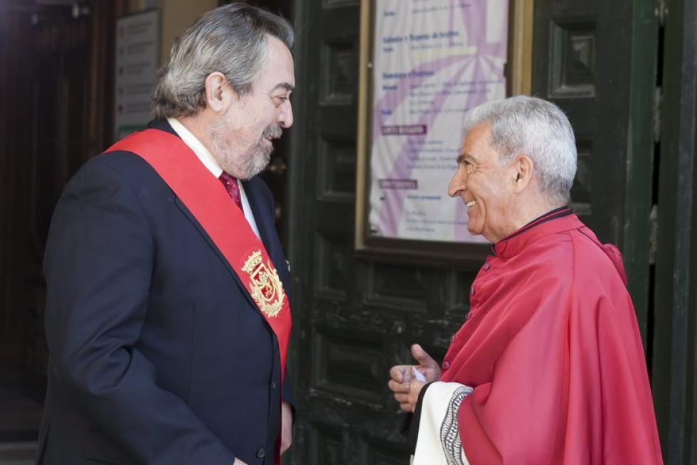 Los oferentes llevan hasta la basílica los alimentos, que pasarán a disposición del Santo Refugio