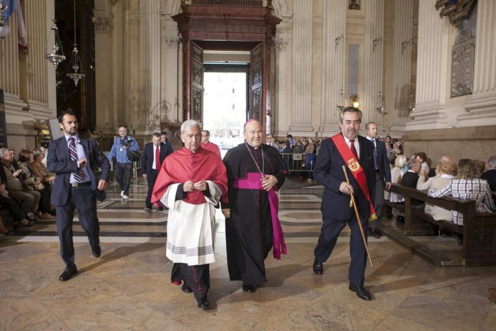 Los oferentes llevan hasta la basílica los alimentos, que pasarán a disposición del Santo Refugio