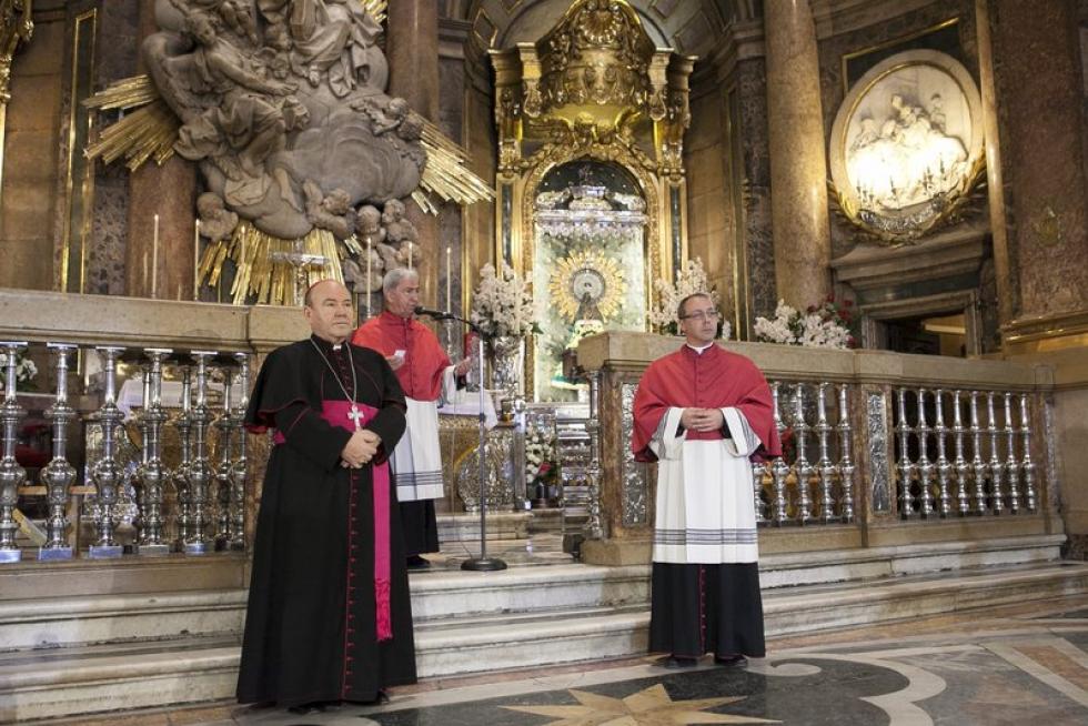 Los oferentes llevan hasta la basílica los alimentos, que pasarán a disposición del Santo Refugio