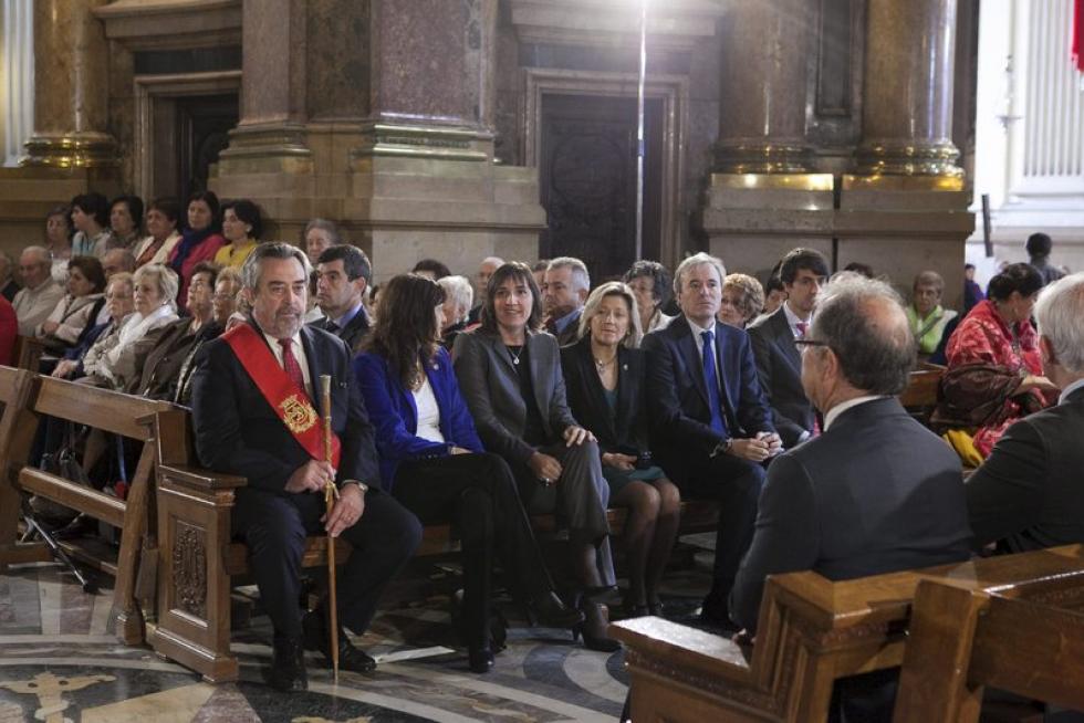 Los oferentes llevan hasta la basílica los alimentos, que pasarán a disposición del Santo Refugio