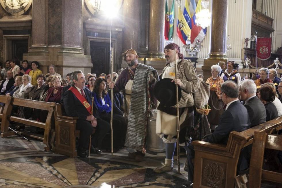 Los oferentes llevan hasta la basílica los alimentos, que pasarán a disposición del Santo Refugio