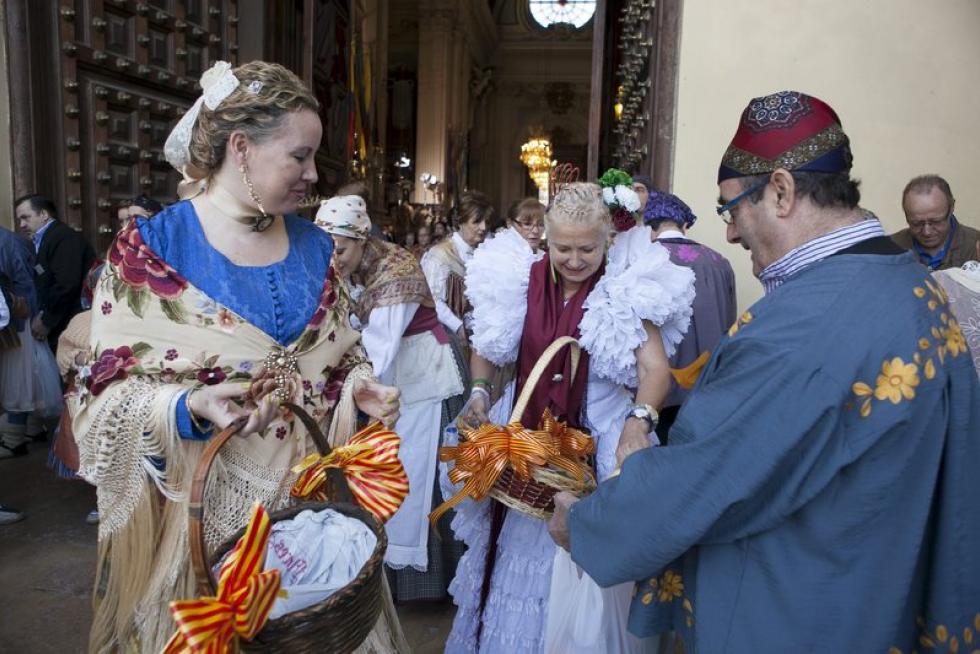 Los oferentes llevan hasta la basílica los alimentos, que pasarán a disposición del Santo Refugio