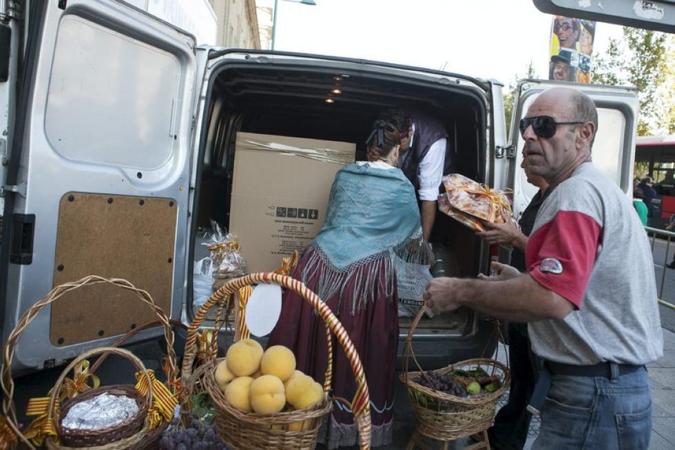 Los oferentes llevan hasta la basílica los alimentos, que pasarán a disposición del Santo Refugio
