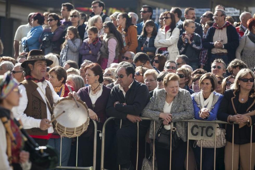 Los oferentes llevan hasta la basílica los alimentos, que pasarán a disposición del Santo Refugio