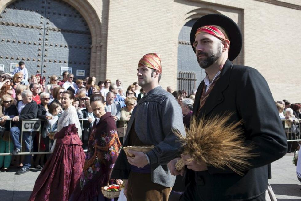 Los oferentes llevan hasta la basílica los alimentos, que pasarán a disposición del Santo Refugio