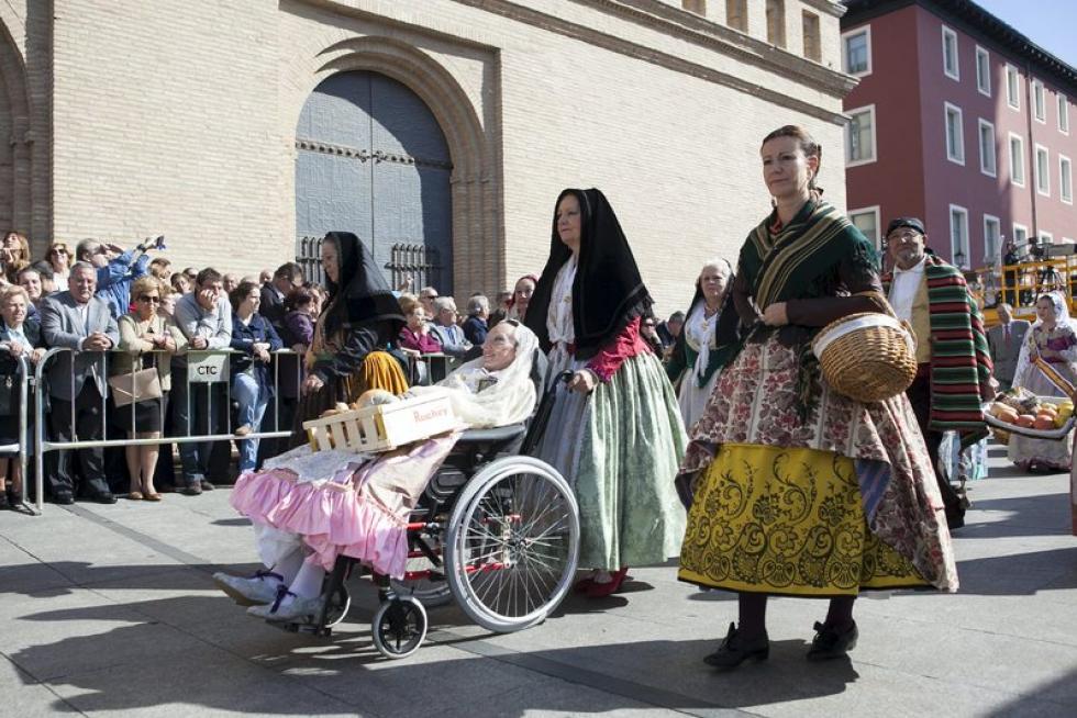 Los oferentes llevan hasta la basílica los alimentos, que pasarán a disposición del Santo Refugio