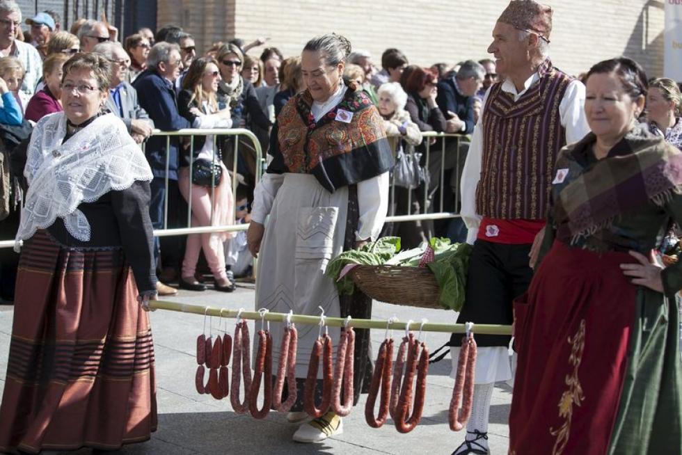 Los oferentes llevan hasta la basílica los alimentos, que pasarán a disposición del Santo Refugio