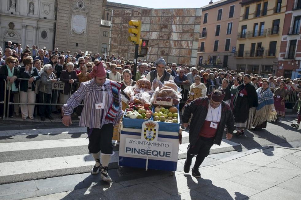 Los oferentes llevan hasta la basílica los alimentos, que pasarán a disposición del Santo Refugio